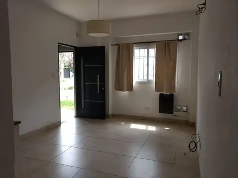 Depto Tipo Casa en Alquiler en Caseros, $ 520.000
