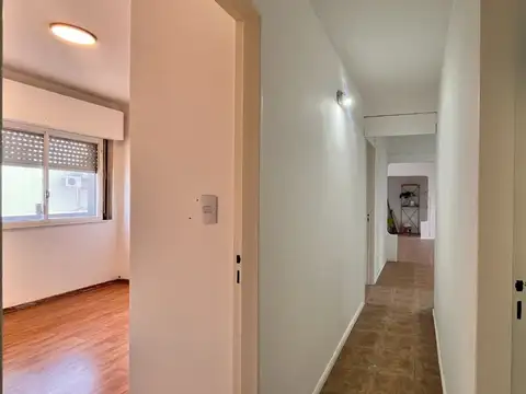 Dpto. 5 amb. 2 baños. Balcón. ASCENSOR! Beccar.