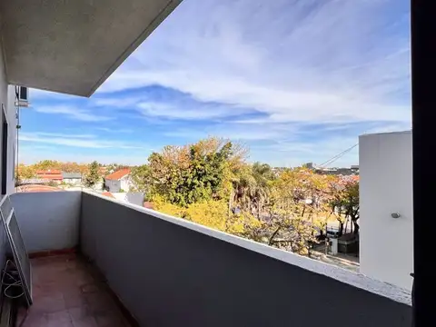 Dpto. 5 amb. 2 baños. Balcón. ASCENSOR! Beccar.