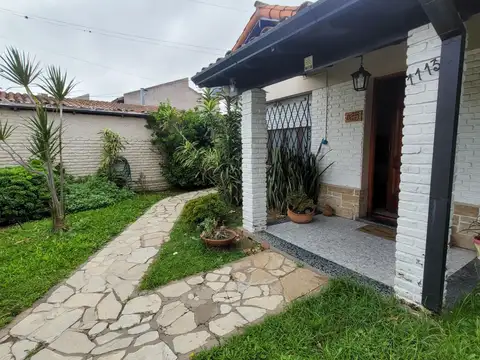 Casa 3 ambientes con 2 baños