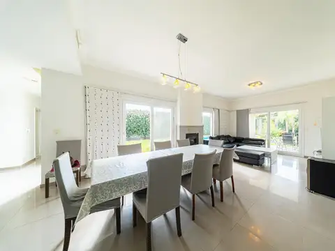 Casa 8 ambientes con 4 baños