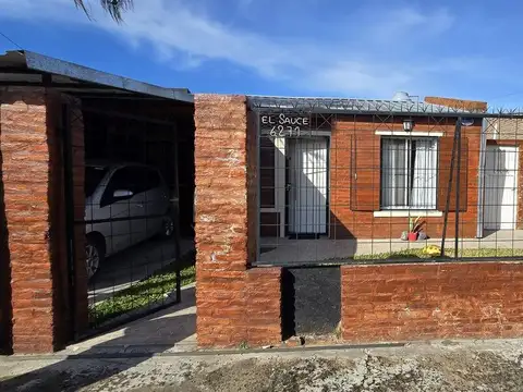 Venta casa dos dormitorios y patio verde, Alvear