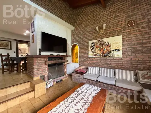 Casa en Venta con 3 cocheras