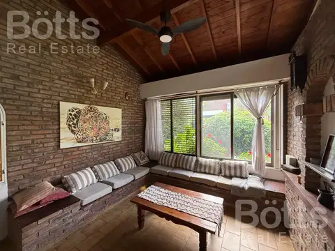 Casa 4 ambientes con 2 baños
