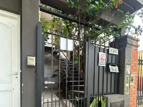 Dpto tipo casa 3 amb con patio - M.Chimento 989