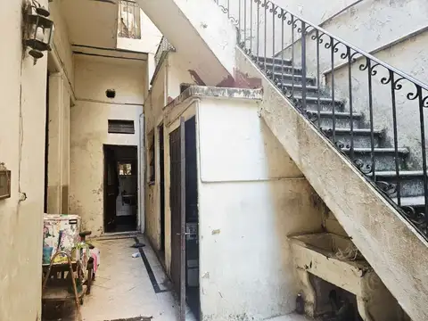 VENTA CASA 10 AMBIENTES EN BALVANERA A REFACCIONAR