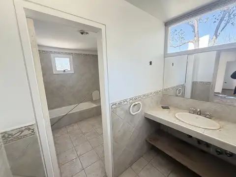 Casa en Alquiler con 2 cocheras