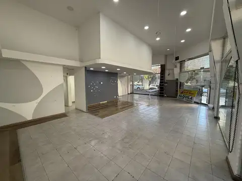 Importante local comercial en esquina