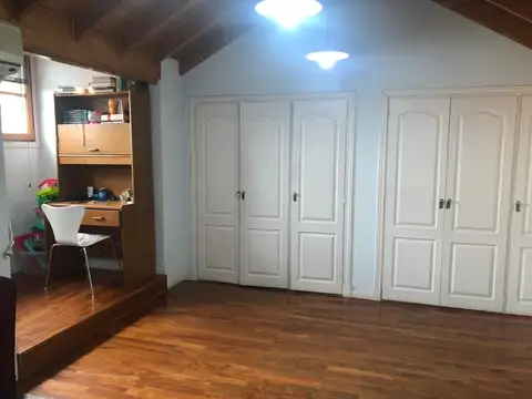 Casa en Alquiler con 2 cocheras