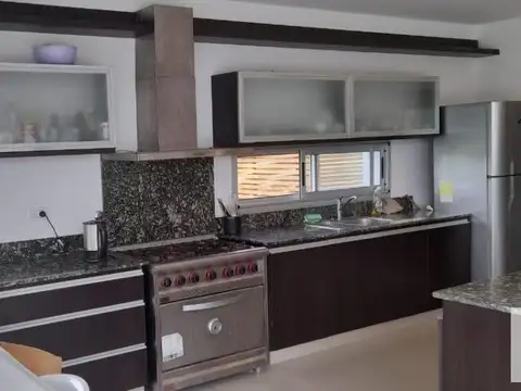 Casa en Venta con 3 cocheras