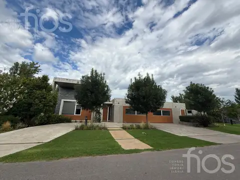 VENTA CASA 4 DORMITORIOS EN KENTUCKY CLUB DE CAMPO CON PISCINA Y DISEÑO PREMIUM - FUNES