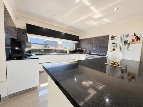 Casa 6 ambientes con 3 baños