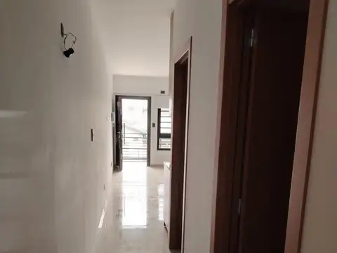 DEPARTAMENTO DE 2 1/2 AMBIENTES CON COCHERA  A ESTRENAR CON PATIO Y COCHE