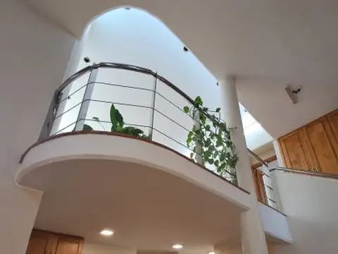 CASA EXCLUSIVA DE 200 M2 CON QUIINCHO GARAGE IMPECABLE. BARRIO SANTA MONICA TRELEW