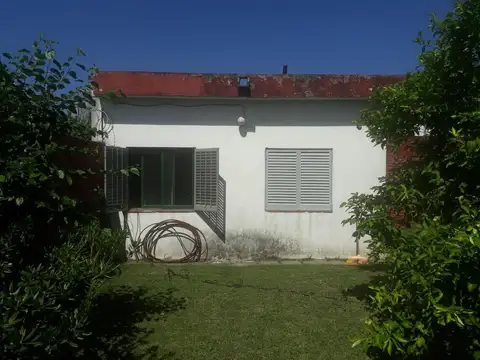 Casa en venta - 3 Dormitorios 1 Baño - Cochera - 333Mts2 - Merlo