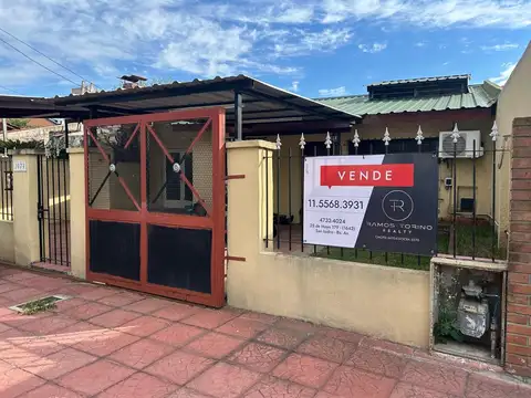 Villa Adelina Venta amplia Casa 4 amb. jardin quincho