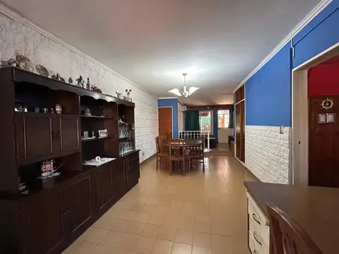 Casa 4 ambientes con 2 baños