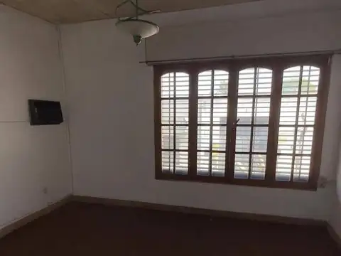 VENDO. Casa semi céntrica. Concordia, ER.