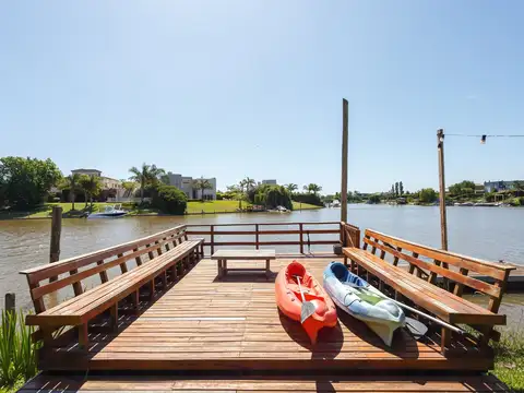 Casa en Venta con 2 cocheras