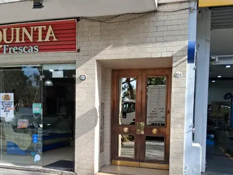 Dpto. 3 amb. 1er piso por escalera.A metros de metrobus.