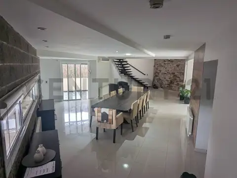 Casa en Venta con 2 cocheras