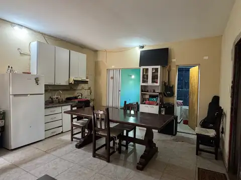 CASA 2 AMB EN VENTA CON PARQUE, BERAZATEGUI