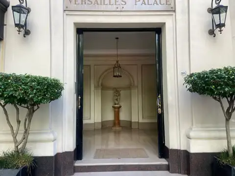 EDIFICIO VERSAILLES - EN LA MEJOR ESQUINA DE RECOLETA- UNA VIVIENDA U OFICINA  -