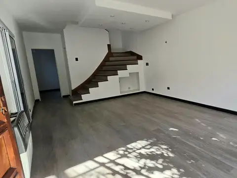 Casa 4 ambientes con 2 baños