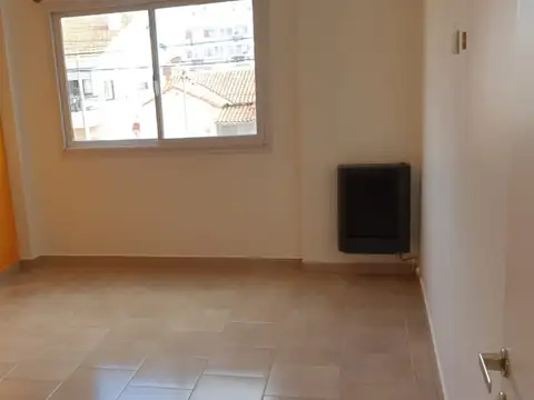 DEPARTAMENTO DE 2 AMB AMPLIO A METROS DEL MAR