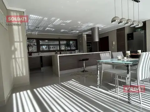 Casa en Venta con 4 cocheras