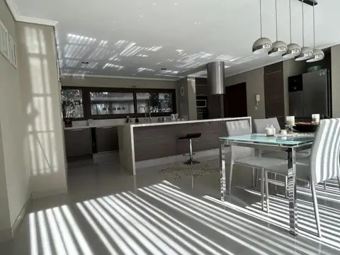 Casa en Venta con 4 cocheras