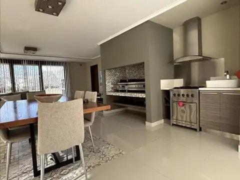 Casa Venta Abril Club de Campo 4 dormitorios piscina