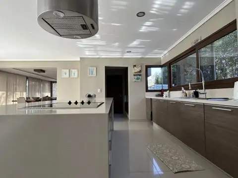 Casa 6 ambientes con 4 baños