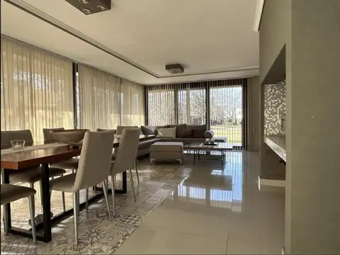 Casa en Venta en Abril Club De Campo, USD 1.200.000