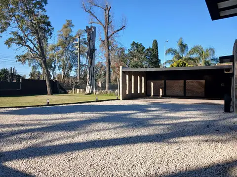 Casa en Venta con 3 cocheras