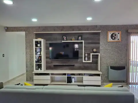 VENTA Casa de tres dormitorios - Cipolletti APTA CREDITO