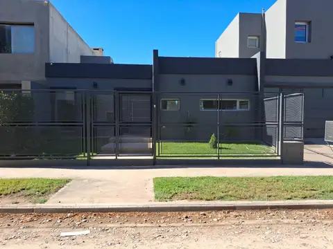 VENTA Casa de tres dormitorios - Cipolletti APTA CREDITO