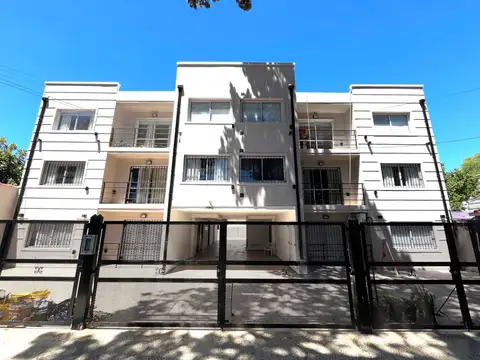 Impecable dpto de dos ambientes con cochera cubierta!