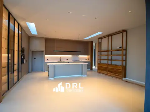 Casa 6 ambientes con 4 baños