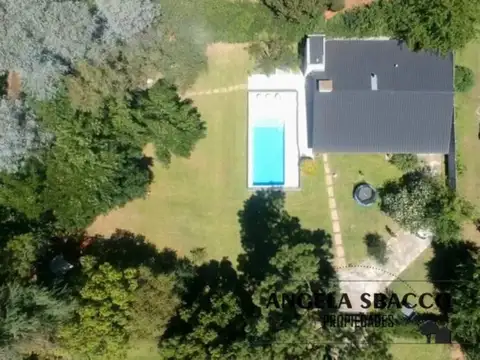 Casa 4 ambientes con 2 baños