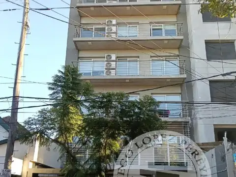 Semipiso contrafrente con balcón cochera y amenities