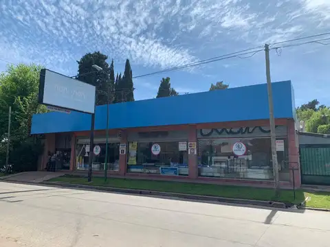 Local Comercial con Deposito, Oficinas y Fondo Libre - Lote 1200 m²- Ituzaingó