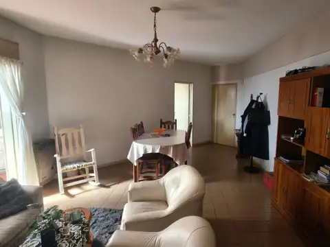 Charlone 600, Piso 5