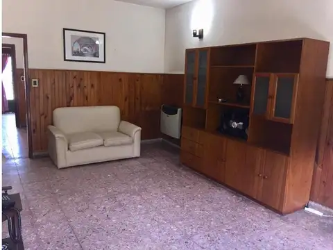 Departamento tipo casa de 3 ambientes y amplio fondo libre