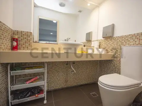 VENTA Oficinas comerciales en San Cristóbal con cocheras, depósitos y en lote doble