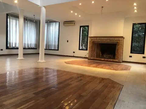 Casa en Venta con 3 cocheras