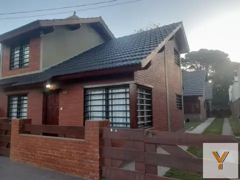 Casa en venta - 2 Dormitorios 2 Baños - 80Mts2 - La Lucila del Mar