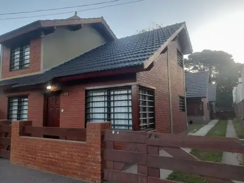 Casa en venta - 2 Dormitorios 2 Baños - 80Mts2 - La Lucila del Mar