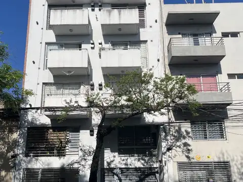 COCHERA AMPLIA TECHADA EN EDIFICIO CON PORTON AUTOMATICO. Exp e impuestos incluidos en el alquiler