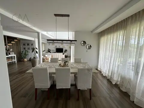 Casa en Alquiler con 2 cocheras